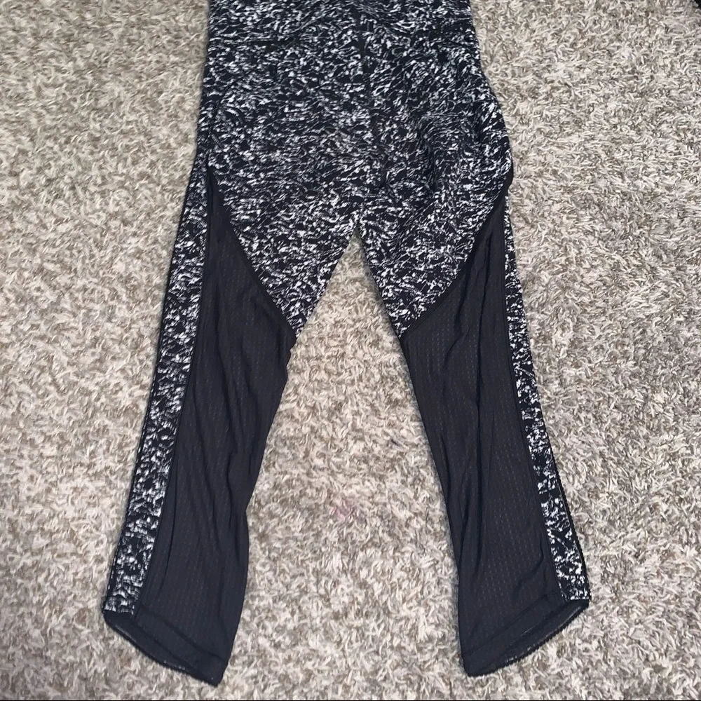 Lululemon Athletic Black & White Deep Breath Cropped Mesh Leggings size 4